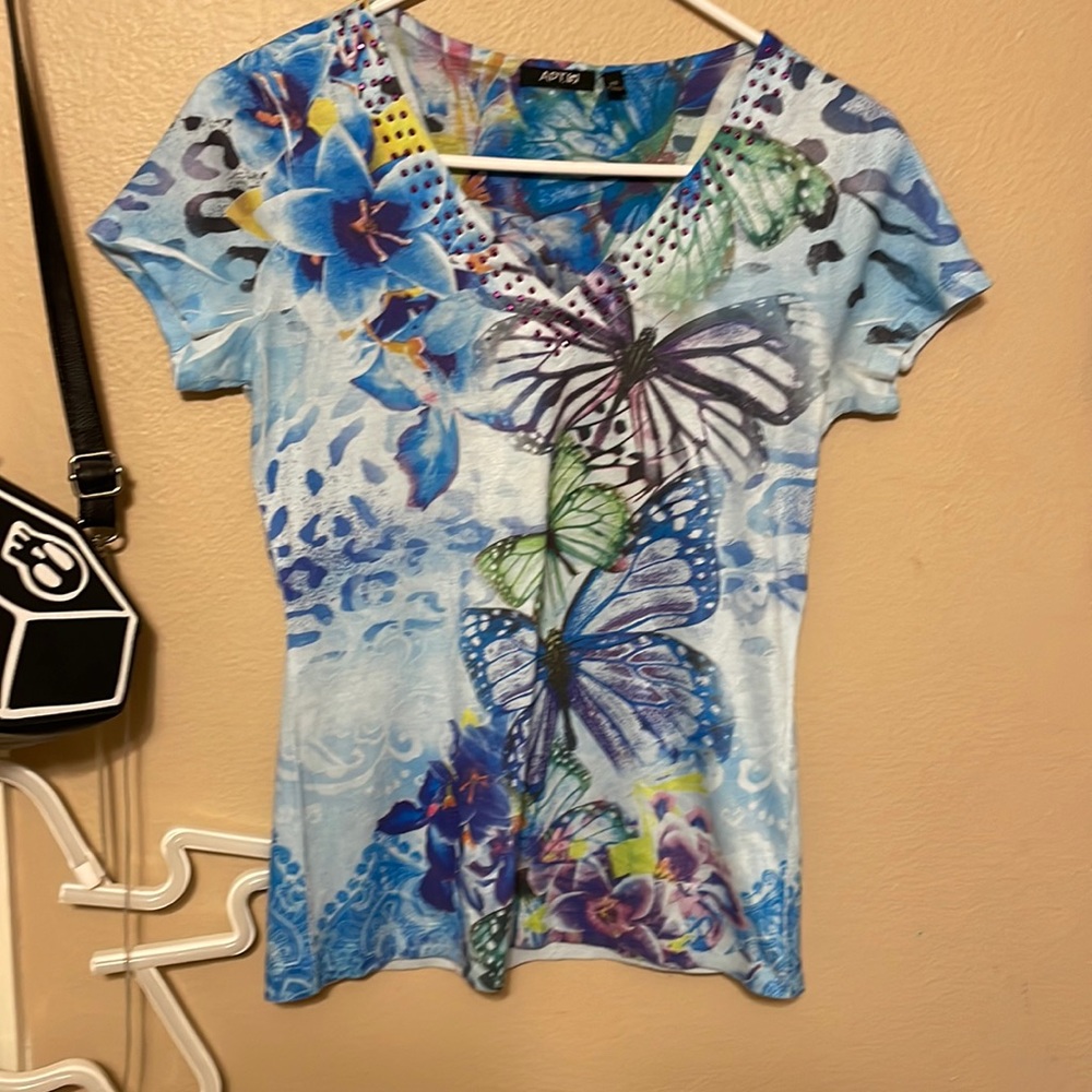 Apt 9 butterfly print studded v-neck tee GUC